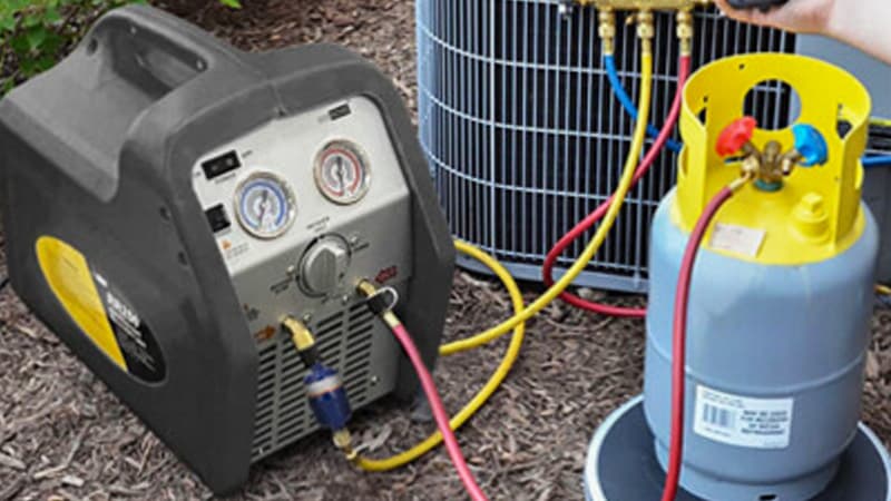 A clear shot showing the hose setup for the Push-Pull method: one hose from the system's liquid port to the tank, another from the tank's vapor port to the machine's inlet, and a third from the machine's outlet to the system's vapor port